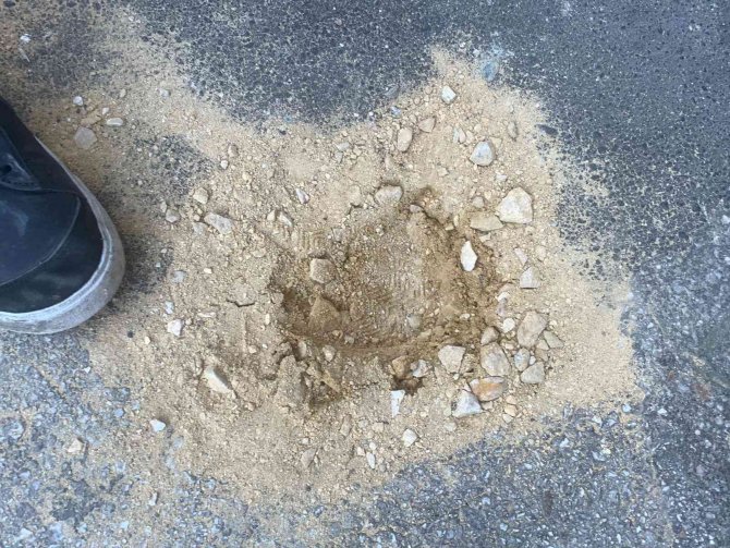 Kaldırımdaki Deliklere Belediyeden Topraklı Çözüm