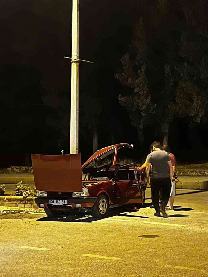 Orta Refüjdeki Direğe Çarpan Otomobil, Genç Sürücüye Mezar Oldu