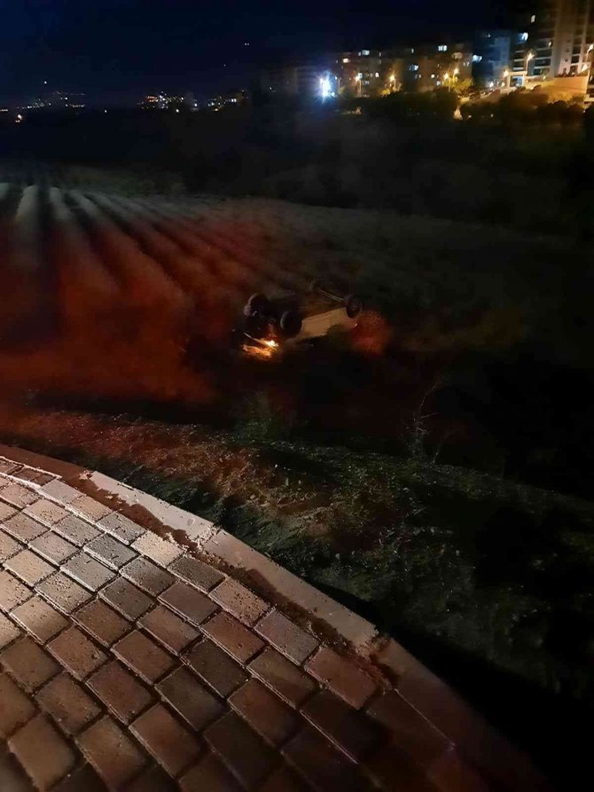 Yolu Karıştıran Otomobil Dere Yatağına Uçtu; 2 Yaralı
