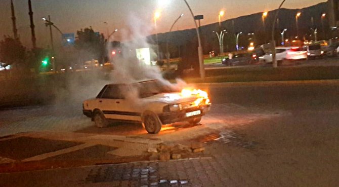 Edremit’te Seyir Halindeki Otomobil Alev Alev Yandı