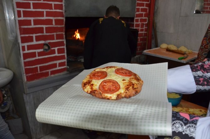 Emet Pidesi Pizzayla Yarıştı