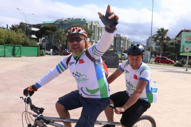 Engelleri Aşmak İçin Görme Engellilerle Beraber Pedal Çeviriyorlar