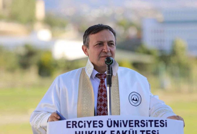 Erü Hukuk Fakültesi 15. Dönem Mezunlarını Verdi