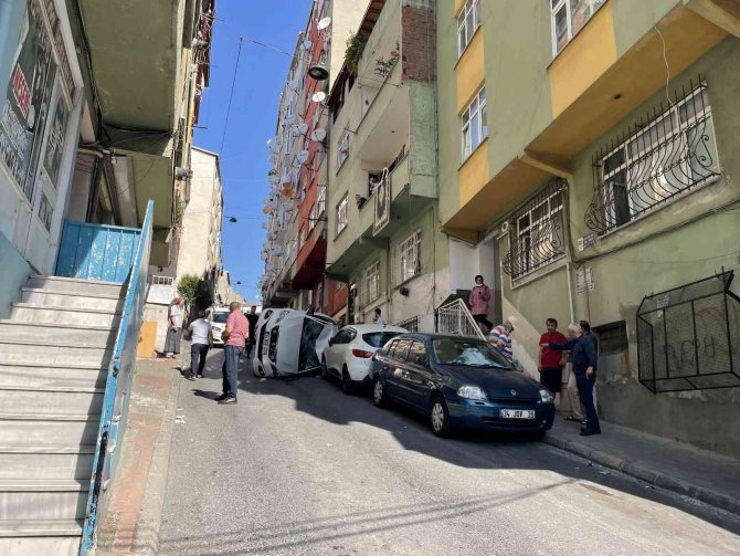 Esenler’de Otomobil Önce Merdivenlere Sonra Park Halindeki Araca Çarptı