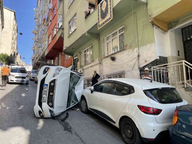 Esenler’de Otomobil Önce Merdivenlere Sonra Park Halindeki Araca Çarptı