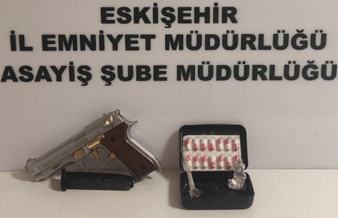 Eskişehir’de Çok Sayıda Tabanca Ve Uyuşturucu Madde Ele Geçirildi