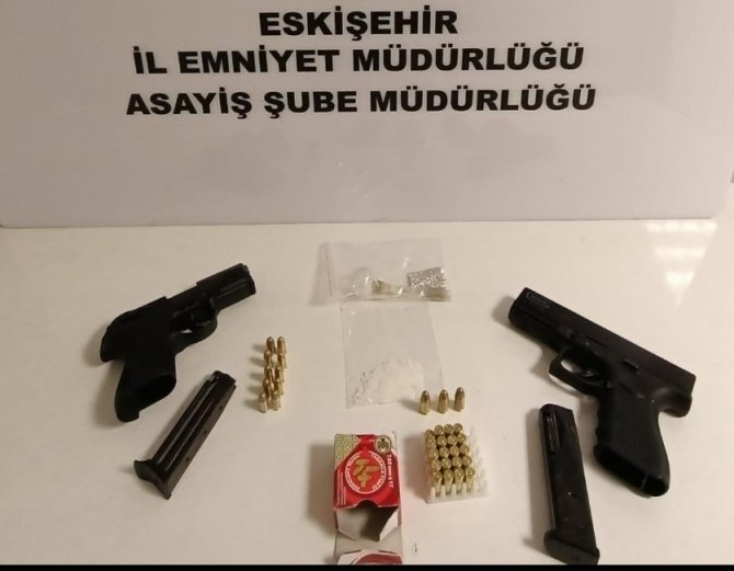 Eskişehir’de Çok Sayıda Tabanca Ve Uyuşturucu Madde Ele Geçirildi
