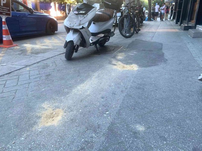 Kaldırımdaki Deliklere Belediyeden Topraklı Çözüm