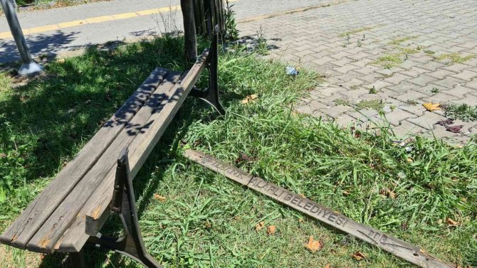 Alaplı’da Yıpranmış Çocuk Parkları Tehlike Saçıyor