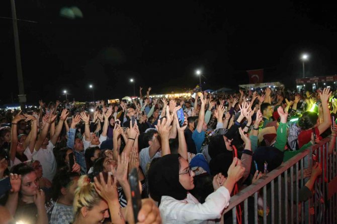 Yazlık Kadırga Şenliğiyle Doyasıya Eğlendiler