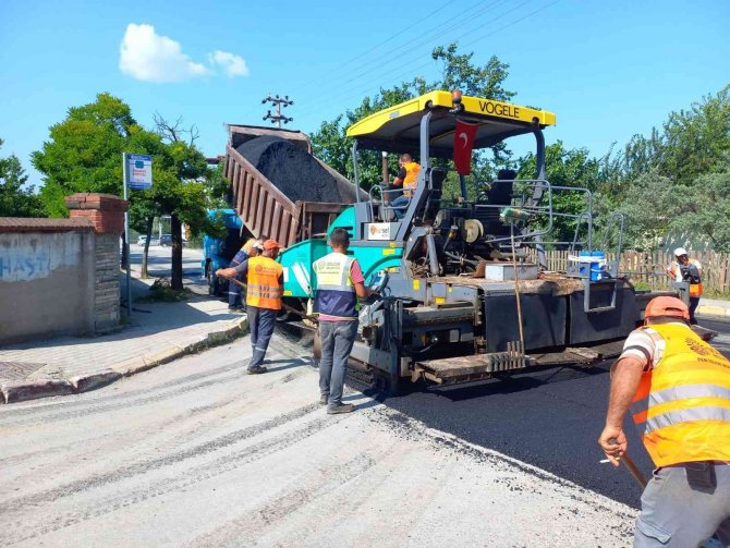 Gölcük’te Asfalt Seferberliği Sürüyor