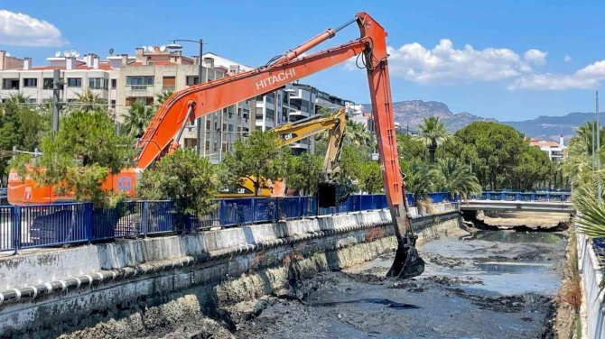 Karşıyaka’daki Derelerden 5 Bin 500 Ton Yabancı Madde Ve Dip Çamuru Çıkarıldı
