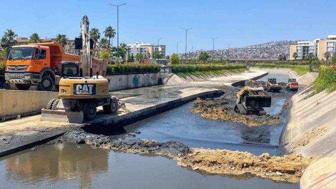 Karşıyaka’daki Derelerden 5 Bin 500 Ton Yabancı Madde Ve Dip Çamuru Çıkarıldı