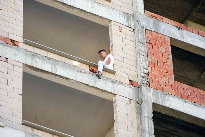Kız Arkadaşından Ayrılan Genç Binanın 9’uncu Katına Çıktı
