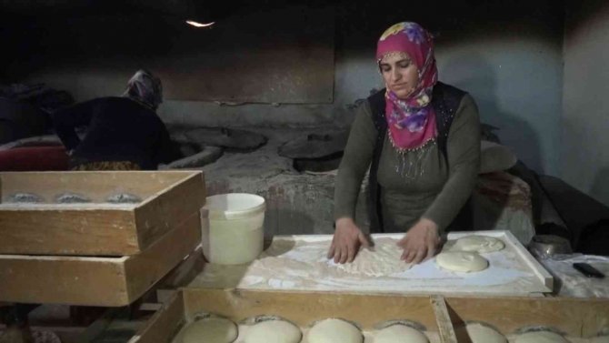 Kadınların Kavurucu Sıcakta Tandır Ekmeği Mesaisi
