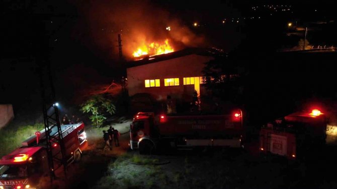 İ̇nşaat Malzemelerinin Olduğu Deposu Alevlere Teslim Oldu: Paletler Küle Döndü, Kamyon Zarar Gördü