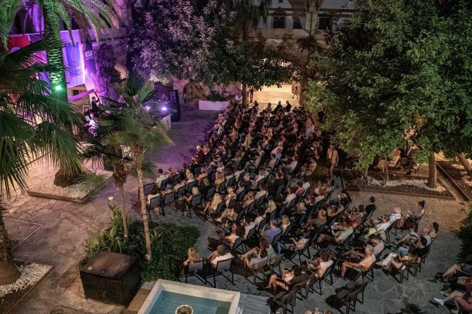 Kuşadası Yaz Boyunca Sanatla Güzelleşiyor