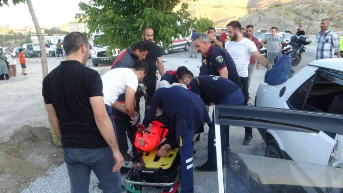 İ̇ki Otomobilin Çarpıştığı Kazada Can Pazarı