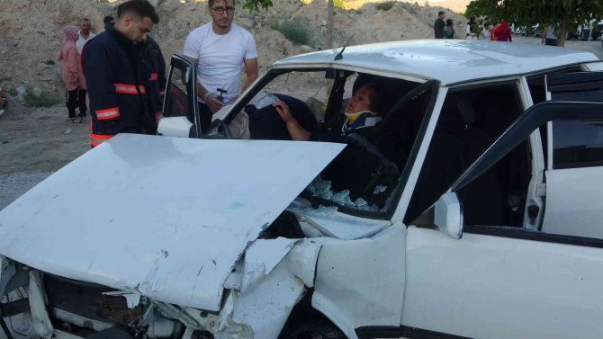 İ̇ki Otomobilin Çarpıştığı Kazada Can Pazarı