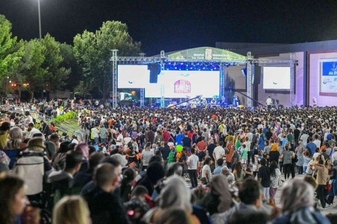 Haluk Levent, Konser Alanındaki Pamuk Şekerlerini Aldı