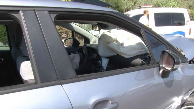Maltepe E-5 Karayolunda 3 Otomobil Çarpıştı: 2 Yaralı
