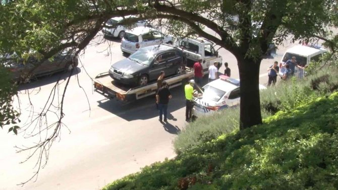 Maltepe E-5 Karayolunda 3 Otomobil Çarpıştı: 2 Yaralı