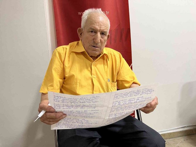 78’lik Dede Gazetelerden Okuduğu Haberleri Şiire Döküyor