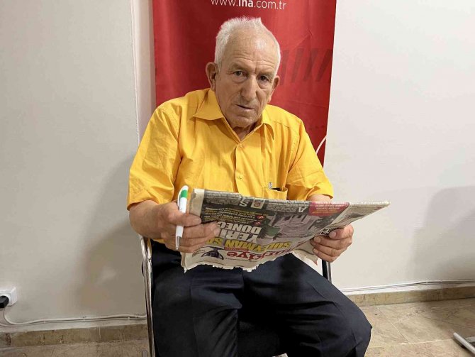 78’lik Dede Gazetelerden Okuduğu Haberleri Şiire Döküyor