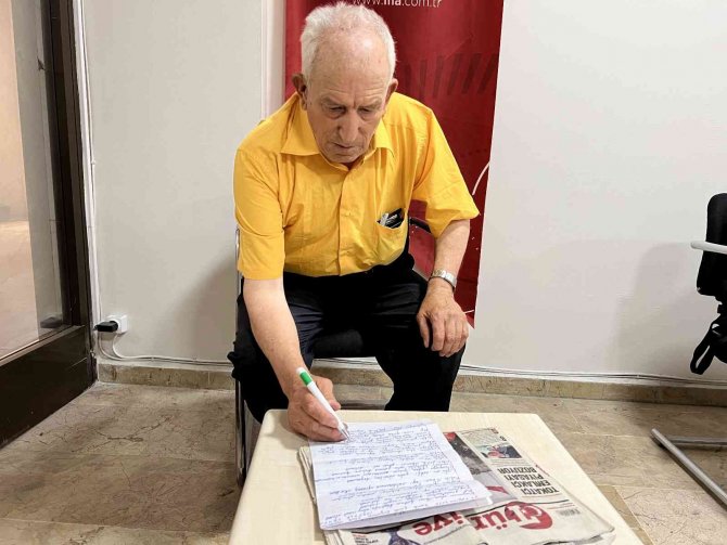 78’lik Dede Gazetelerden Okuduğu Haberleri Şiire Döküyor