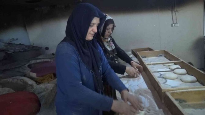 Kadınların Kavurucu Sıcakta Tandır Ekmeği Mesaisi