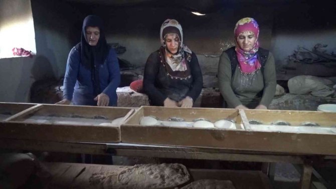 Kadınların Kavurucu Sıcakta Tandır Ekmeği Mesaisi