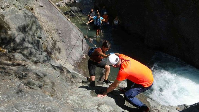 Doğa Tutkunlarının Yeni Gözdesi “Karaçay Şelalesi”