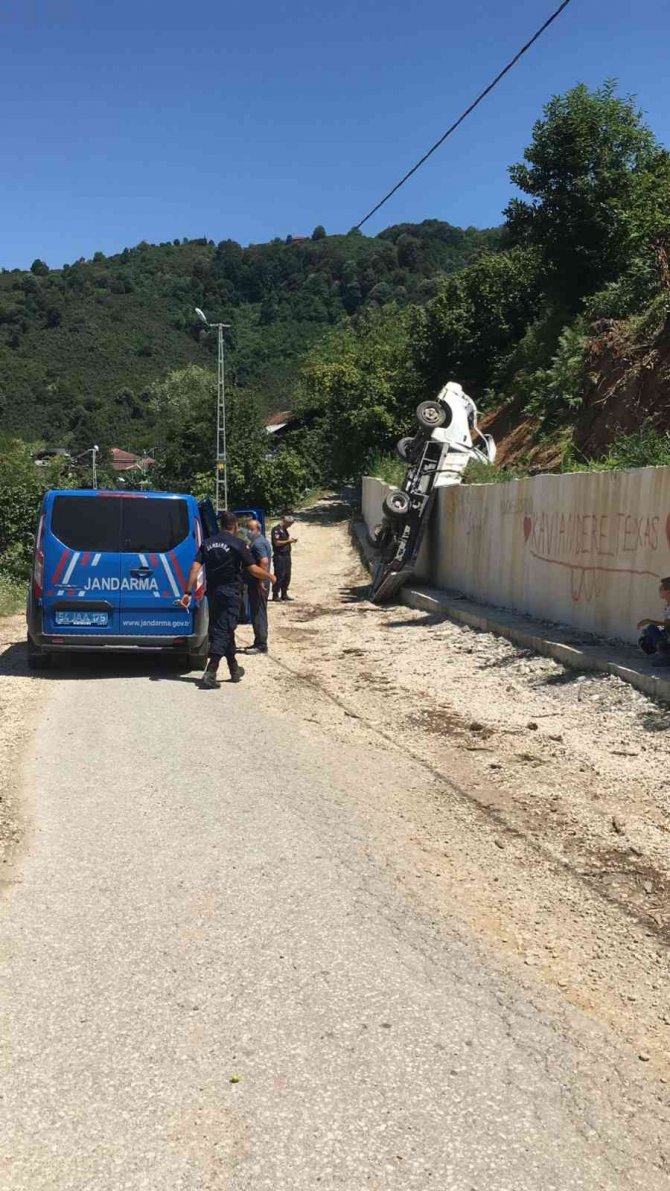 Yokuş Aşağı Kayan Kamyonetini Kurtarmak İsteyen Sürücü Ölümden Döndü