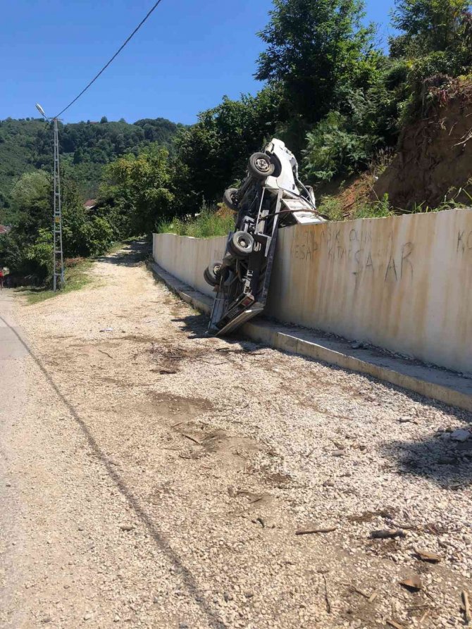 Yokuş Aşağı Kayan Kamyonetini Kurtarmak İsteyen Sürücü Ölümden Döndü