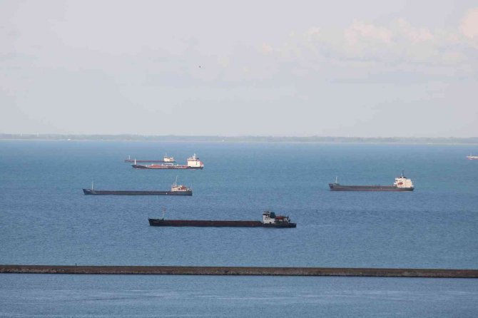 Onlarca Gemi Samsun Açıklarında Bekliyor