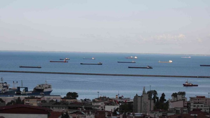 Onlarca Gemi Samsun Açıklarında Bekliyor