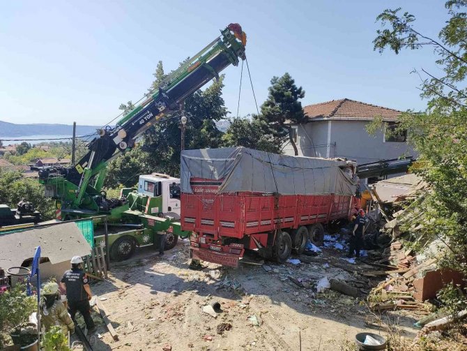 Sarıyer’de Gecekondunun Üzerine Uçan Kamyonun Enkazı Kaldırıldı