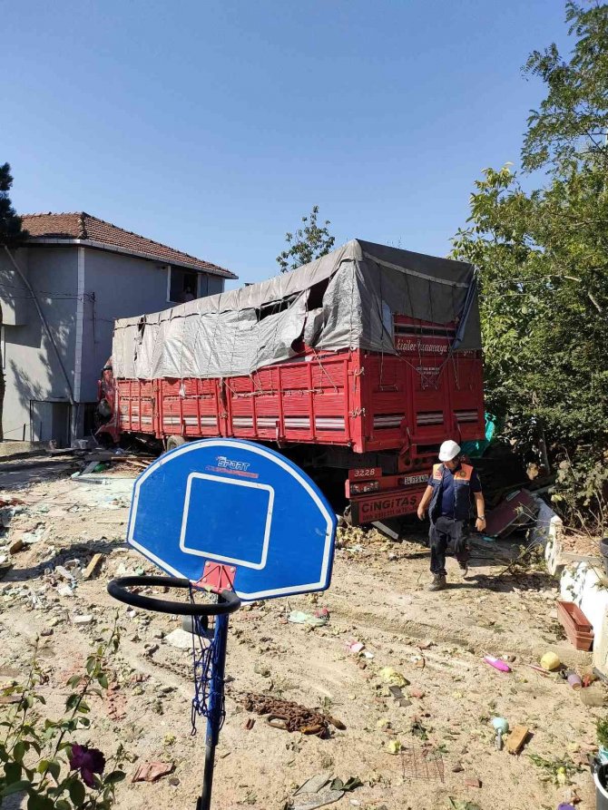 Sarıyer’de Gecekondunun Üzerine Uçan Kamyonun Enkazı Kaldırıldı