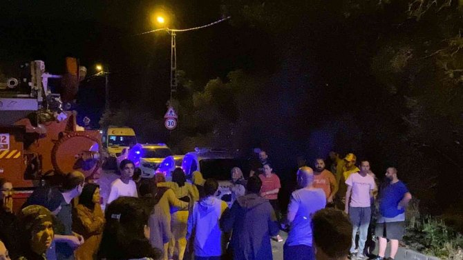Sarıyer’de Kamyon Gecekondunun Üzerine Uçtu: 4 Yaralı