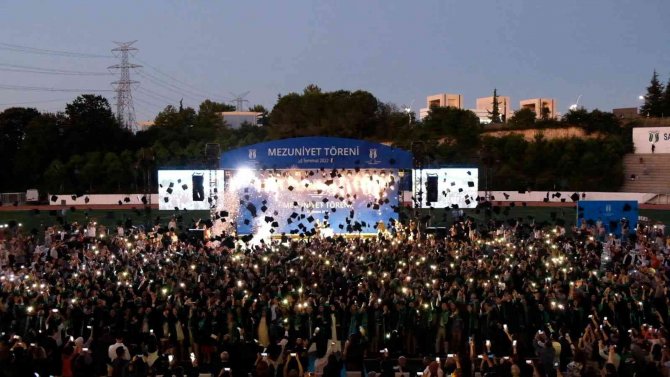 Subü Mezunlarını Coşkulu Törenle Uğurladı