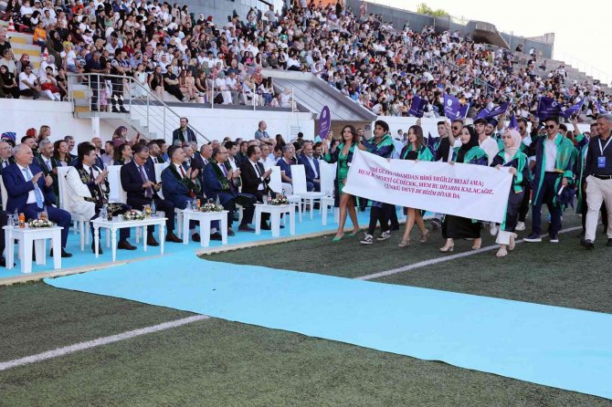 Subü Mezunlarını Coşkulu Törenle Uğurladı