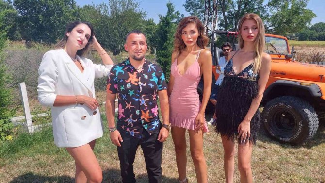 Ayçiçeği Tarlasında Mankenlerle Muhteşem Foto Safari