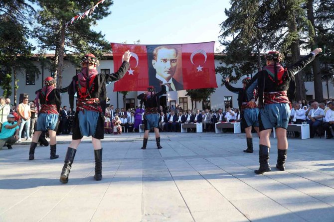 Yaprak Festivali Renkli Görüntülerle Başladı