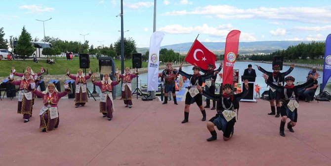 Festivale Halk Oyunları Ekipleri Damgasını Vurdu