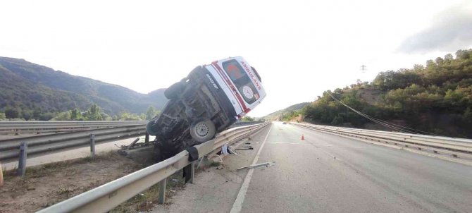 Bariyerlere Çarpan Ambulansta Bulunan Hasta Hayatını Kaybetti