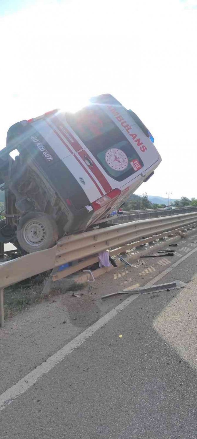 Bariyerlere Çarpan Ambulansta Bulunan Hasta Hayatını Kaybetti