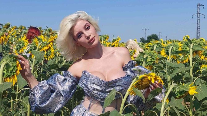 Ayçiçeği Tarlasında Mankenlerle Muhteşem Foto Safari