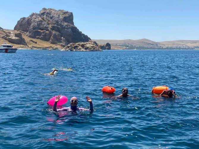 Van Gölü İçin Bitlis’e Kadar Yüzdüler