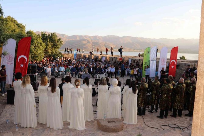 Akdamar Adası’nda Çok Dilli Konser