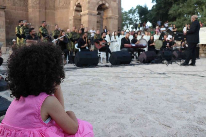 Akdamar Adası’nda Çok Dilli Konser